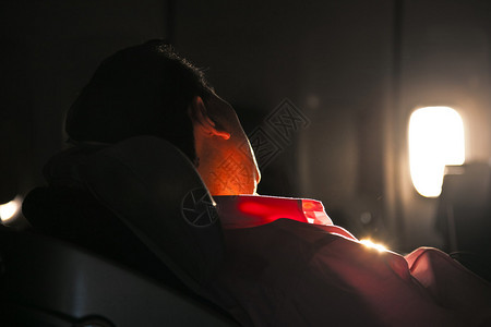 日出时睡在飞机座位上的人法国航空高清图片素材