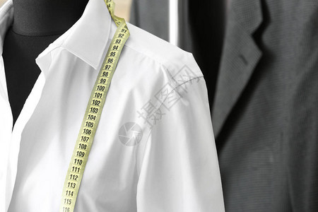 配有定制特衬衣和计量胶带的曼明金Mann图片