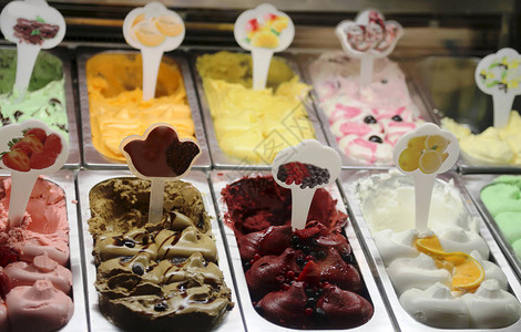 夏天在意大利冰淇淋店窗外销售的多种背景图片
