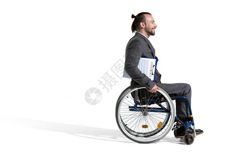手持白色孤立的剪贴板的轮椅商图片