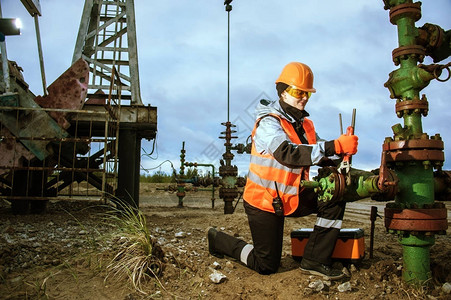 油田修理油气井的女工图片