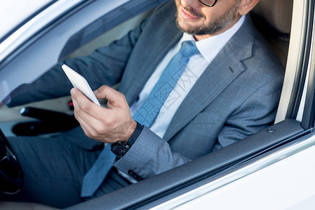 驾驶汽车时使用智能手机的商图片