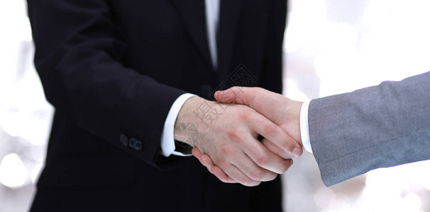 成功的商界人士握手达成交易图片