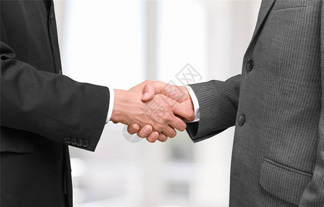 背景商务人士的商务握手图片