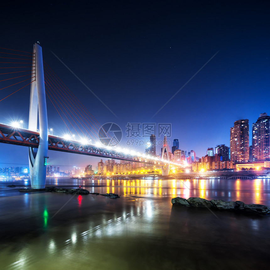 夜间重庆桥附近的市风景图片