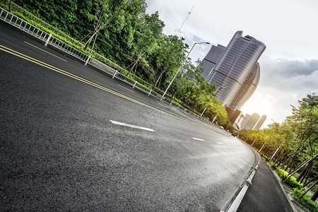 日出时重庆市区道路上的交通背景图片