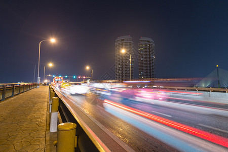 桥上的汽车交通在晚上图片