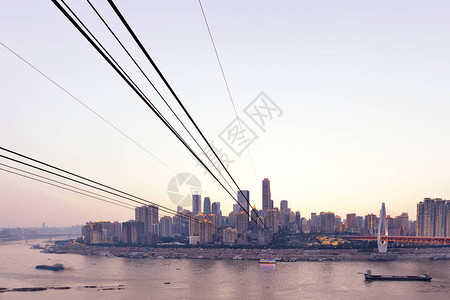 重庆河上和城景的钢缆在图片