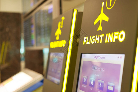 在机场携带飞行信息的数字广告牌高清图片素材