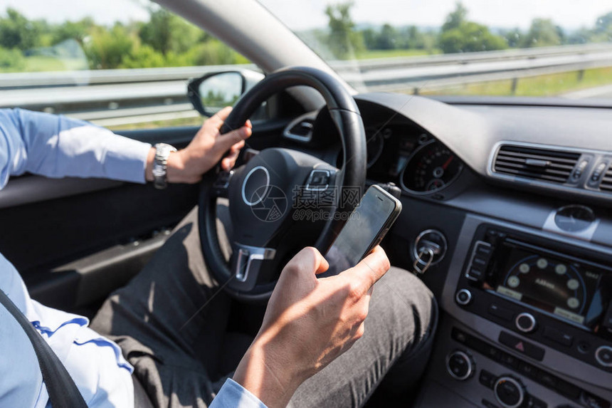 司机开车时在手机上发短信危险司机图片