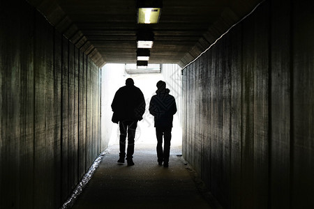 两个人走到隧道尽头的灯前图片