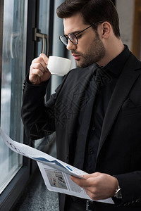 商人喝咖啡拿着报纸图片