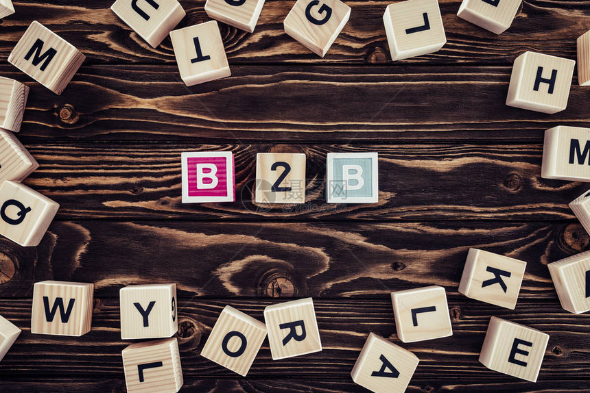 在棕色木制桌面上由块状组成的b2图片