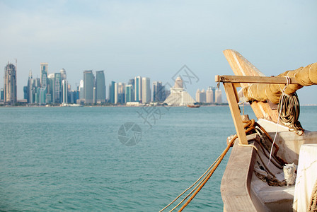 卡塔尔多哈的一艘帆船横行在卡塔尔多哈图片