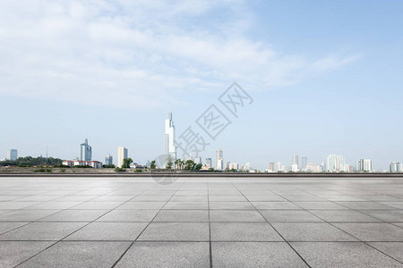 从空荡的砖楼看南京市容背景图片