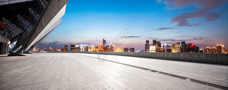 空荡的砖楼与杭州的城市景观图片