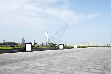 从空荡的砖楼看南京市容背景图片