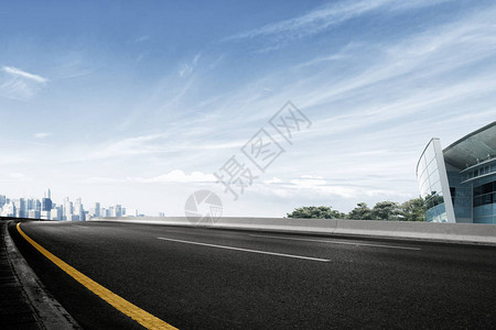 空荡的柏油路与蓝天下的杭州市容背景图片