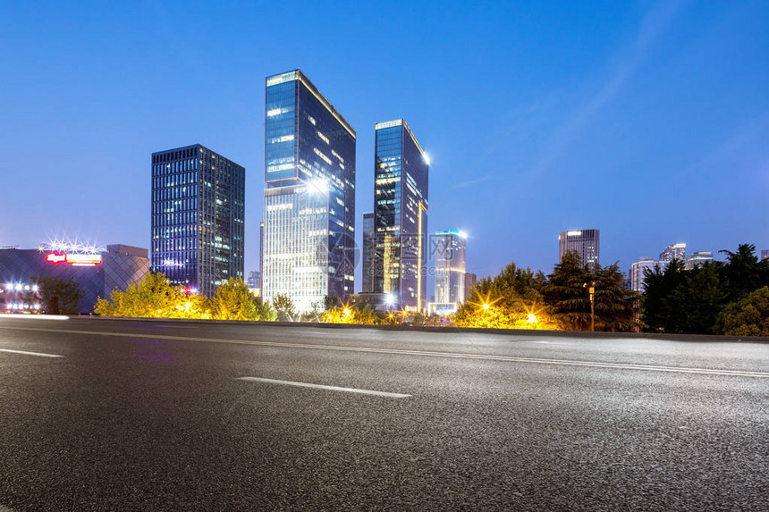 空旷道路上的现代写字楼图片