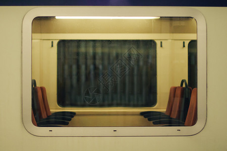 火车的窗户可以看到里面的座位舒适高清图片素材
