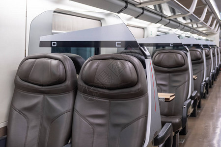 现代电动火车的黑色皮革座椅图片