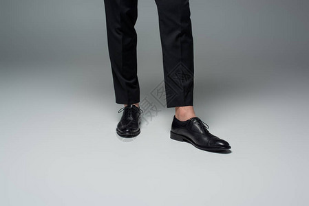 灰色黑正式黑鞋的时装男子图片