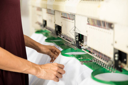 关闭一家纺织厂内一名妇女在刺绣机上穿几件衣服图片