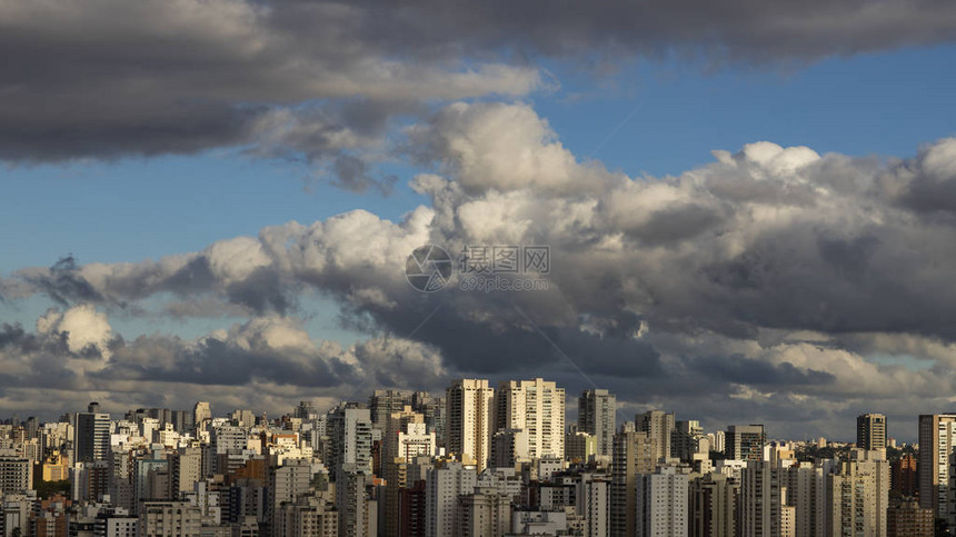 大城市的大型建筑和美丽的阳光明媚的天空巴西图片