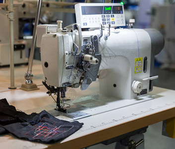 专业缝纫机和黑色纺织品裁缝设备布业工厂生图片
