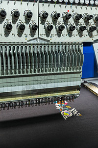 专业缝纫机在纺织裁缝设备布料行业制作刺绣图案工厂生图片