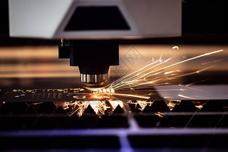 自动编程机器工业激光机在钢板上切割零件热工厂生产机器运行图片