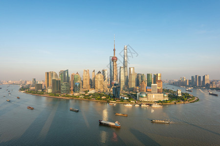 上海黄浦江沿岸的上海天际线全景图片