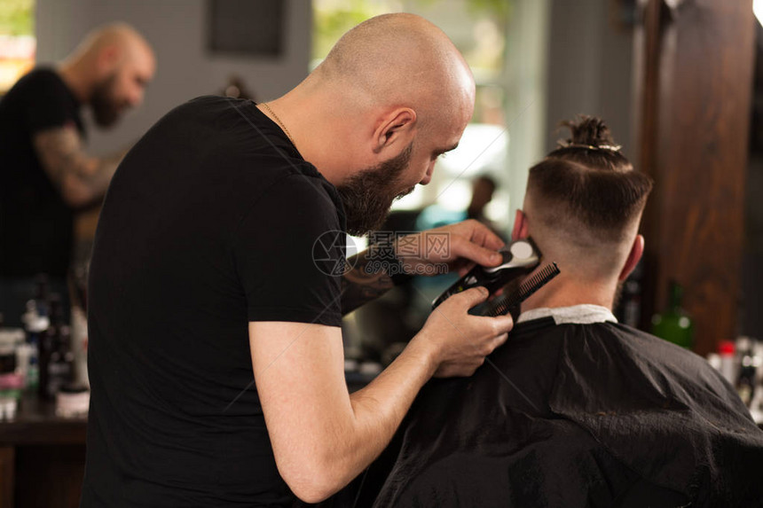 在理发店做理发的专业理发师图片