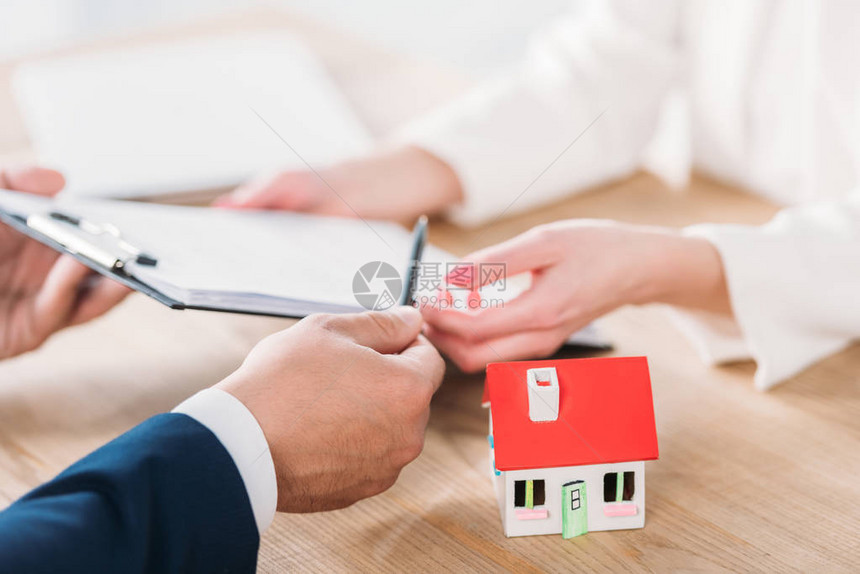 商人将剪贴板与贷款协议给予近房模式客户的切图片