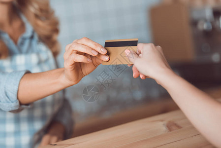 客户向女服务员发放信用卡的图片