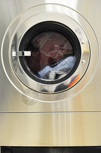 一排工业洗衣机在公共图片