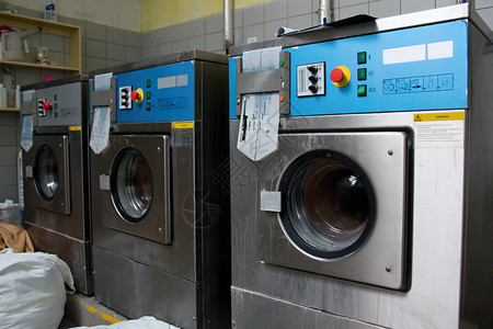 一排工业洗衣机在工业图片