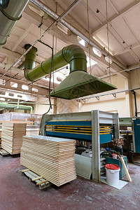 木材加工公司用于加工家具和门生产的堆积图片