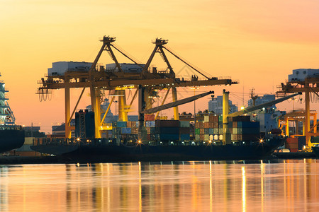 美丽的晨光在船舶港口装载进出口和物流运输行业的集装箱货物图片
