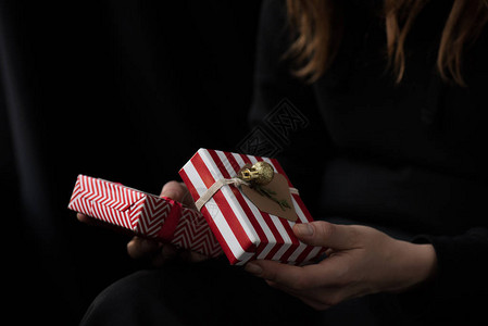 妇女拿着包的圣诞节礼物双手被孤立图片