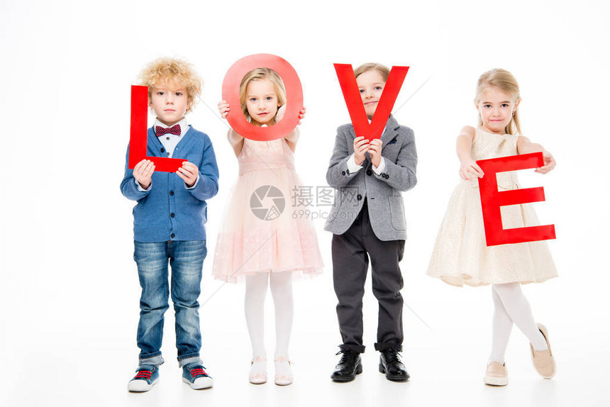 四个美丽的小孩带着爱的字语
