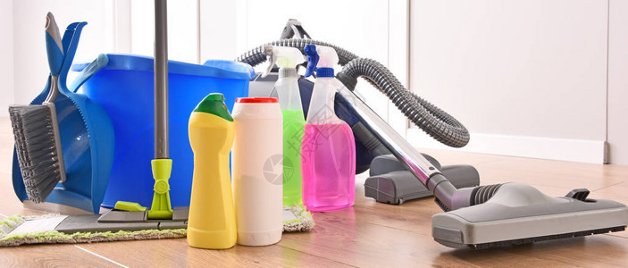 地板上洗涤剂瓶和化学品清洗用品的清洁蒸图片