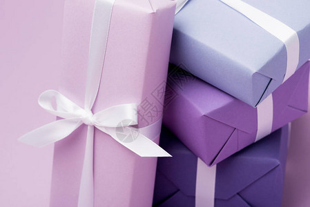 彩色礼品盒紫色上有白色丝带背景图片