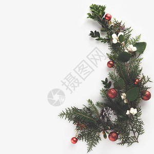 圣诞树枝圣诞节球和松锥的顶部风景图片