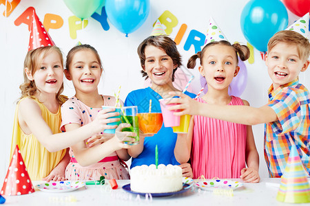 一群快乐的孩子在生日派对上喝图片