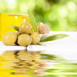 橄榄和一瓶油粮食背图片
