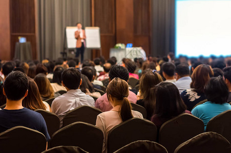 带有与会者背景的会议室或会议室照片摘要图片