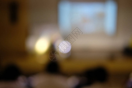 研讨会议室的舞台和演示屏幕模糊的背景背景图片