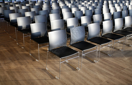 展示厅现代会议厅里一排的椅子设计图片