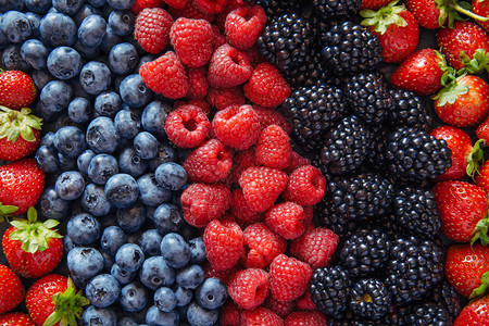 健康的混合水果和配有草莓草莓蓝莓图片